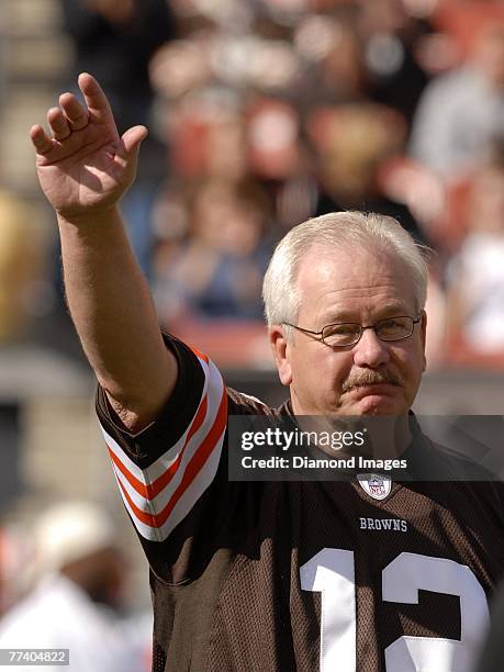 Former Cleveland Browns placekicker/punter Don Cockroft waves to the fans while being introduced during a ceremony inducting him into the Cleveland...