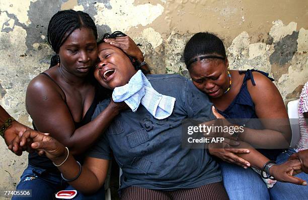 Relatives grieve the death of six miners killed by an unidentified group 18 October 2007 in Quibdo, department of Choco, Colombia. According to one...