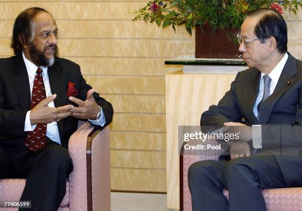 Head of the United Nations Intergovernmental Panel for Climate Change Rajendra Pachauri speaks with Japanese Prime Minister Yasuo Fukuda at the Prime...