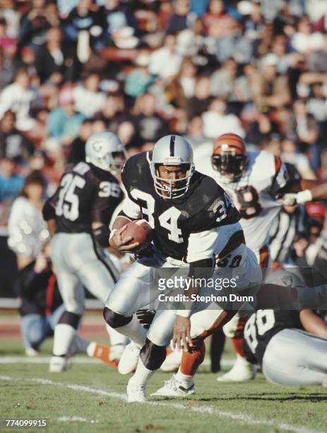 Bo Jackson, Running Back for the Los Angeles Raiders during their American Football Conference West game against the Cincinnati Bengals on 16...