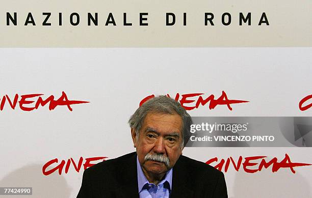 Chilean director Raoul Ruiz poses during "La Recta provincia" photocall at the second annual film festival, 20 October 2007 in Rome. "La Recta...