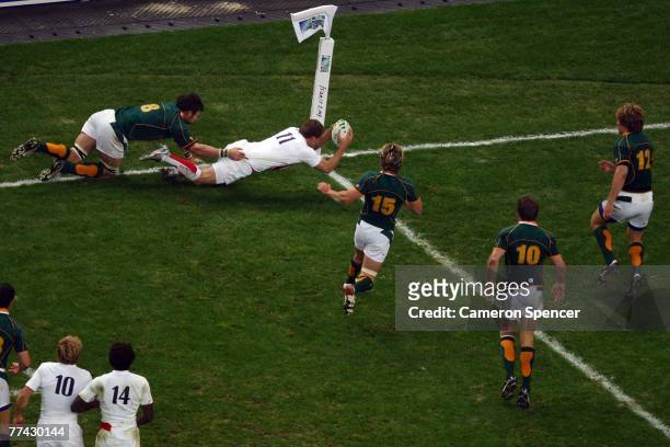 Mark Cueto of England dives for the line only for the try to be disallowed during the 2007 Rugby World Cup Final between England and South Africa at...