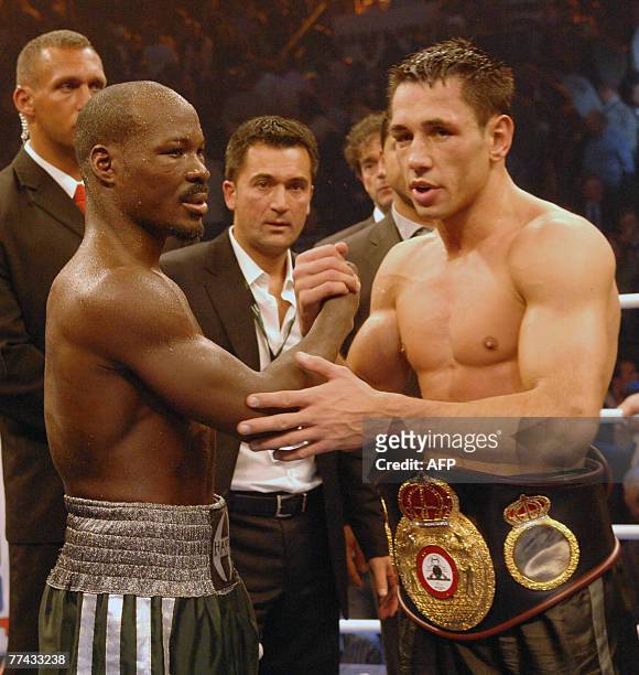 German boxer Felix Sturm and his challenger Randy Griffin of the US shake hands after their WBA middleweight world champion fight 20 October 2007 in...