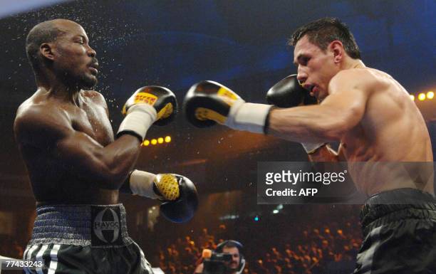 German boxer Felix Sturm and his challenger Randy Griffin of the US exchange punches during their WBA middleweight world champion fight 20 October...