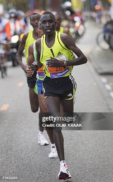 Emmanuel Mutai from Kenya competes before winning the Amsterdam marathon, 21 October 2007. AFP PHOTO / ANP PHOTO / OLAF KRAAK