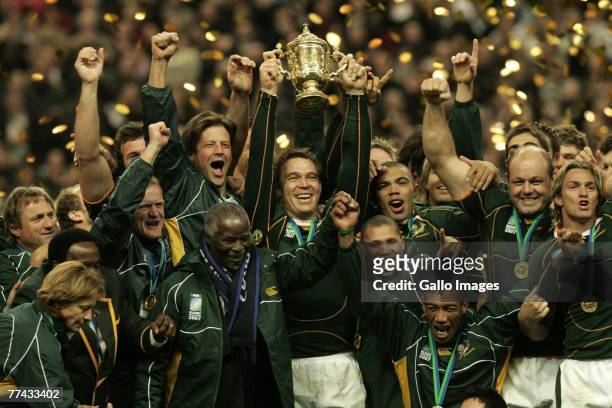 John Smit of South Africa and the South Africa team joined by South African president Thabo Mbeki celebrate winning the IRB 2007 Rugby World Cup...
