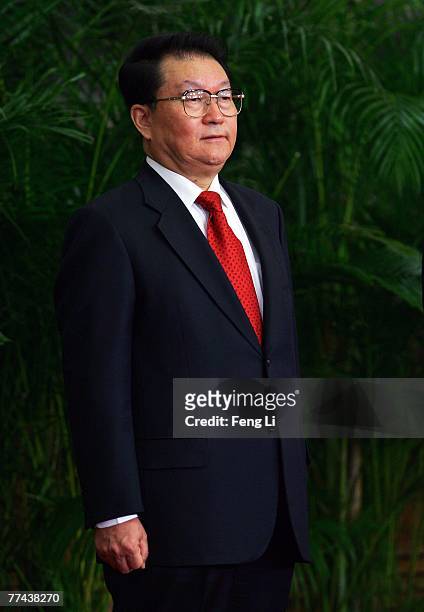 Li Changchun, one of the members of new nine-seat Politburo Standing Committee, greets the media at the Great Hall of the People on October 22, 2007...