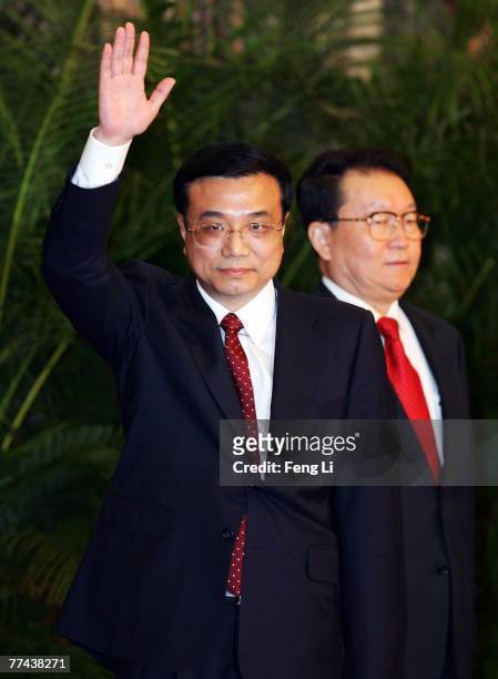 Li Keqiang and Li Changchungreet the media at the Great Hall of the People on October 22, 2007 in Beijing. China's ruling Communist Party today...