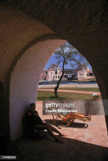 Guests relaxing at the Hotel Cala di Volpe, Porto Cervo, Sardinia, August 1967.