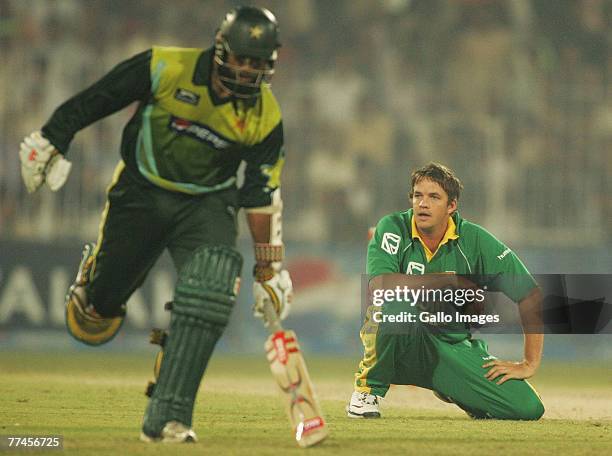 Muhammad Yousuf and Albie Morkel during the third ODI match between Pakistan and South Africa on October 23, 2007 at Iqbal Stadium, Faisalabad,...