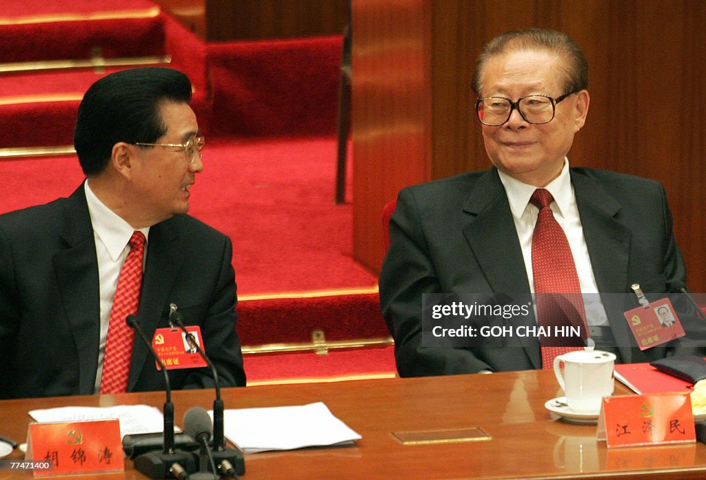 Chinese President Hu Jintao (L) chats wi