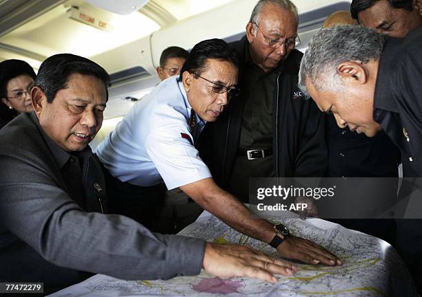 Indonesian President Susilo Bambang Yudhoyono receives an explenation of the mounth Kelud and refugee situation from his ministers during his flight...