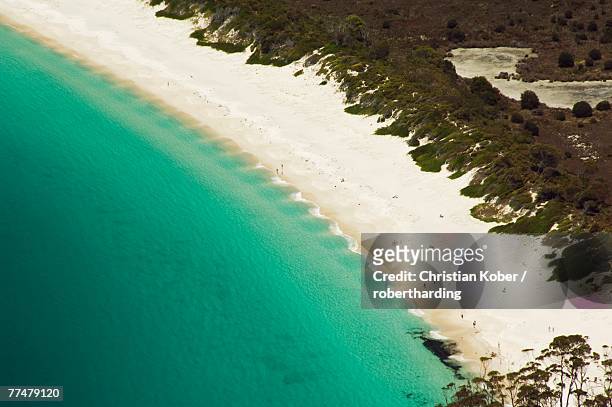 wave patterns on the white sand beach of wineglass bay, freycinet national park, freycinet peninsula, coles bay, tasmania, australia, pacific - coles bay stockfoto's en -beelden