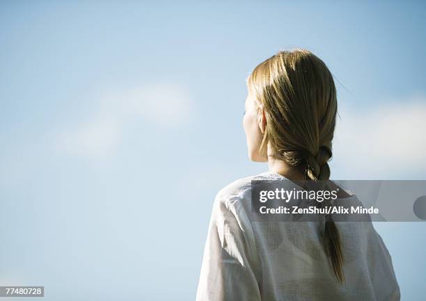 woman facing sky, rear view - frau zopf hinten stock-fotos und bilder