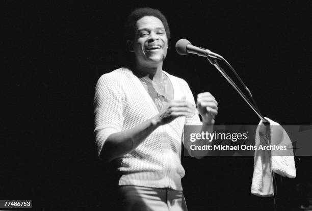 Jazz vocalist Al Jarreau performs onstage in circa 1977.