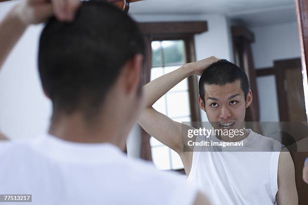 man having his hair set in bathroom - mousse para cabelos imagens e fotografias de stock