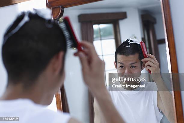 man brushing his hair - mousse para cabelos imagens e fotografias de stock