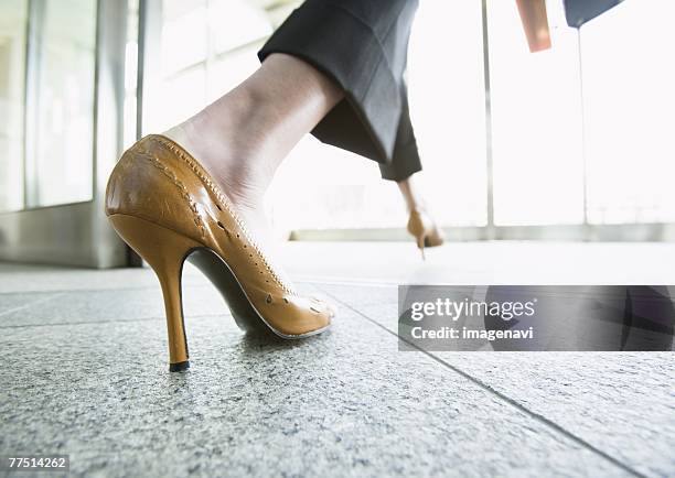 woman's feet - tacones altos fotografías e imágenes de stock