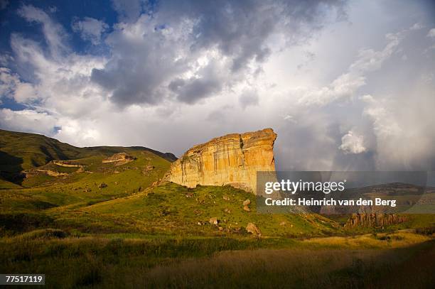 sandstone cliffs in the eastern highlands of south africa. golden gate national park, free state province, south africa - freek van den bergh stock pictures, royalty-free photos & images