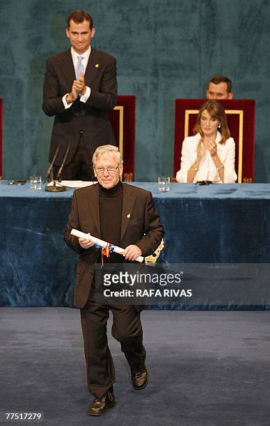 Israeli writer Amos Oz receives the 2007 Prince of Asturias Award for Letters from Spain's Prince of Asturias Felipe de Borbon, 26 October 2007, in...