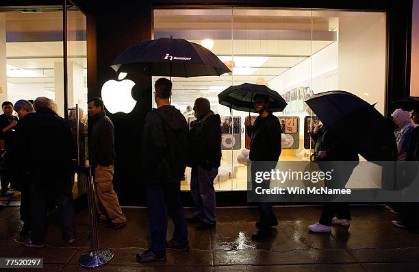 Customers line up outside an Apple store to purchase the company's new computer operating system known as Leopard October 26, 2007 in Arlington,...