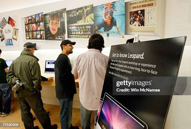 Customers line up to see a demonstration of the new Apple computer operating system known as Leopard at an Apple store October 26, 2007 in Arlington,...