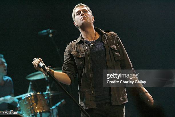 Singer Rob Thomas of Matchbox 20 performs at Star 98.7's 3rd Annual Lounge For Life concert at The Wiltern Theater on October 26, 2007 in Los...
