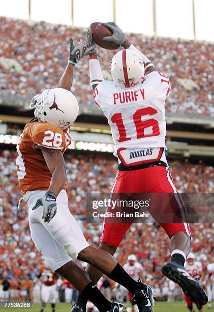 Maurice Purify of the Nebraska Cornhuskers grabs a touchdown pass late in the fourth quarter against cornerback Brandon Foster of the Texas Longhorns...