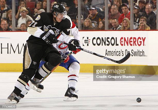 Evgeni Malkin of the Pittsburgh Penguins battles for the puck against Kyle Chipchura of the Montreal Canadiens on October 27, 2007 at Mellon Arena in...