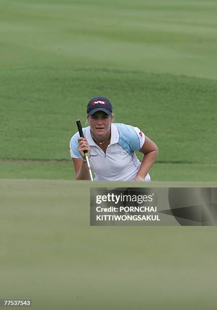 Suzann Pettersen of Norway lines up her putt during the final round of the Honda LPGA golf tournament in Pattaya, 28 October 2007. AFP PHOTO/Pornchai...