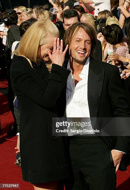 Actress Nicole Kidmanand her husband singer Keith Urban arrive on the red carpet at the 2007 ARIA Awards at Acer Arena on October 28, 2007 in Sydney,...