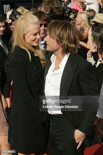 Actress Nicole Kidman and her husband singer Keith Urban arrive on the red carpet at the 2007 ARIA Awards at Acer Arena on October 28, 2007 in...