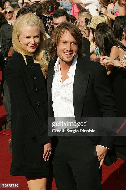 Actress Nicole Kidman and her husband Keith Urban arrive on the red carpet at the 2007 ARIA Awards at Acer Arena on October 28, 2007 in Sydney,...