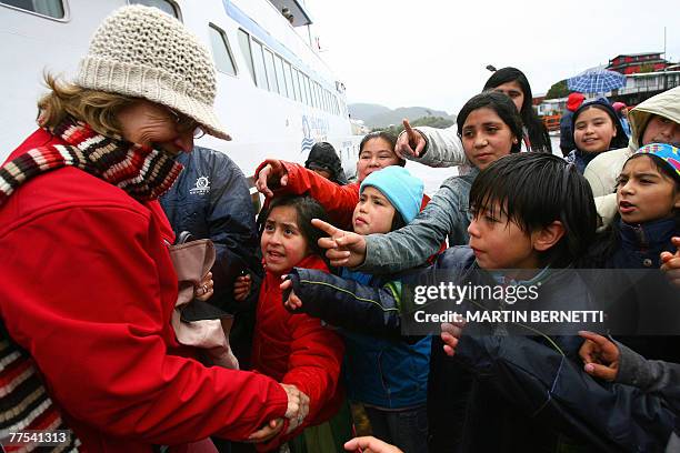 Children from the small fishing town of Puerto Aguirre, in the Chilean Patagonia, welcome passengers of the cruise Skorpios, 1500 km south of...