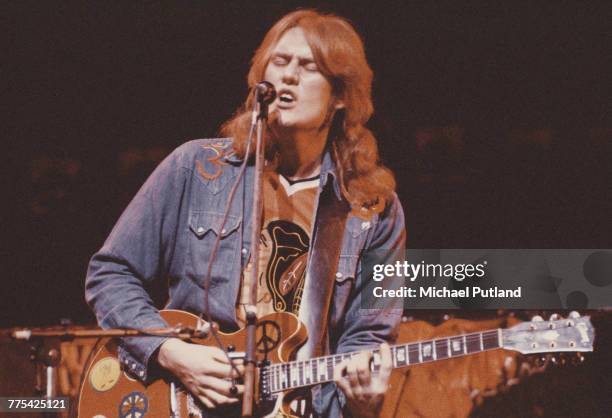 English singer, guitarist and musician Alvin Lee performs on stage with Ten Years After circa 1974.