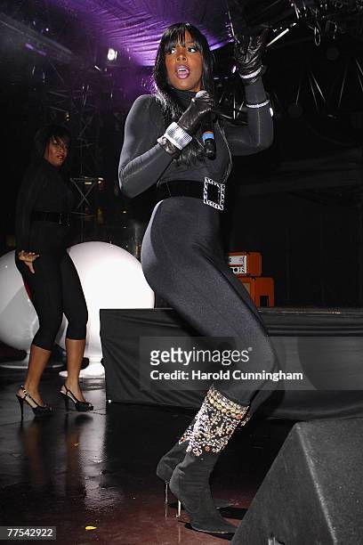 Kelly Rowland performs at the EA - Be The One - Day 1 in Trafalgar Square on Ocotber 25, 2007 in London, England.