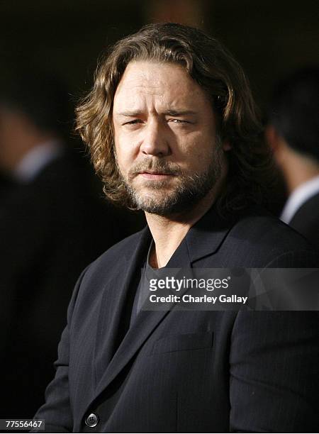 Actor Russell Crowe arrives at the industry screening for Universal's 'American Gangster' at the Arclight October 29, 2007 in Hollywood, California.