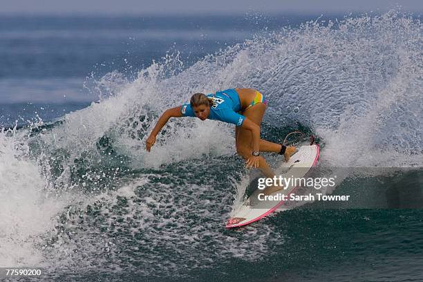 Rookie Womens World Tour competitor, South African Rosanne Hodge competes during the Mancora Peru Classic 2007 Womens ASP World Tour on October 31,...