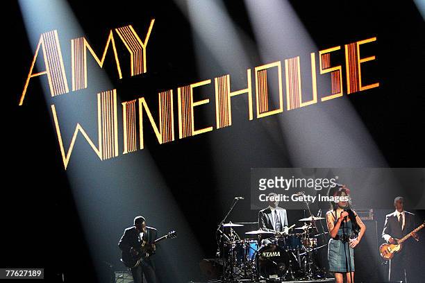 Amy Winehouse performs during the show at the MTV Europe Music Awards 2007 at the Olympiahalle on November 1, 2007 in Munich, Germany.