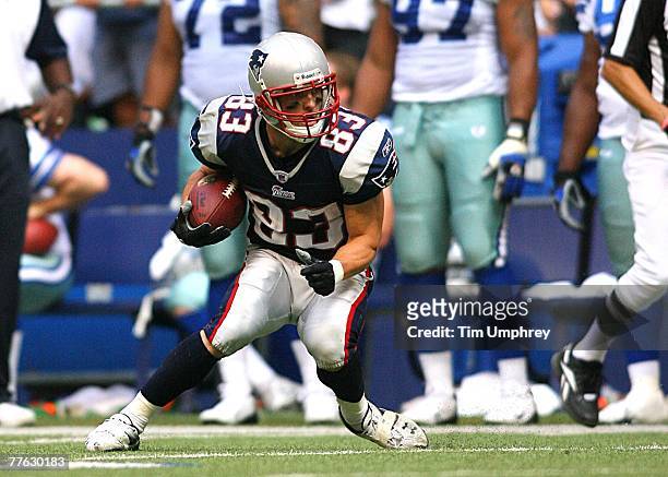 Wide receiver Wes Welker of the New England Patriots runs down field in a game against the Dallas Cowboys at Texas Stadium on October 14, 2007 in...