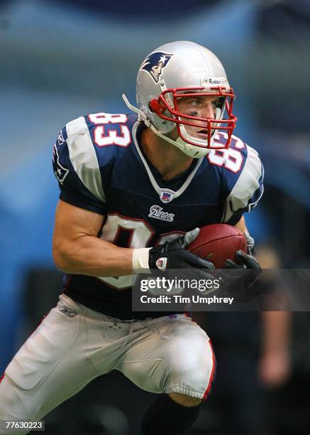 Wide receiver Wes Welker of the New England Patriots runs down field in a game against the Dallas Cowboys at Texas Stadium on October 14, 2007 in...