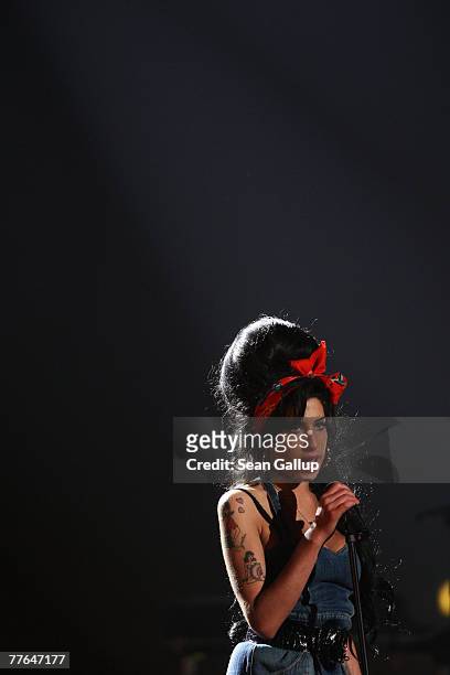 Recording artist Amy Winehouse performs during the show at the MTV Europe Music Awards 2007 at the Olympiahalle on November 1, 2007 in Munich,...