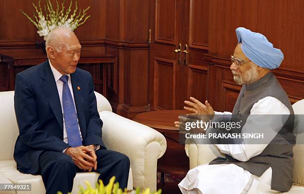 Minister Mentor of the Republic of Singapore Lee Kuan Yew talks with Indian Prime Minister Manmohan Singh during a meeting in New Delhi 02 November...