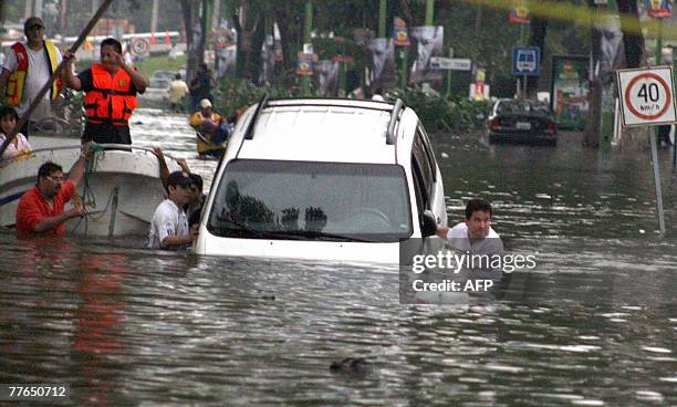 People try the rescue a van at the "Paseo Tabasco" Avenue in Villahermosa City, Tabasco State, 01 November 2007. More than 700,000 people were...