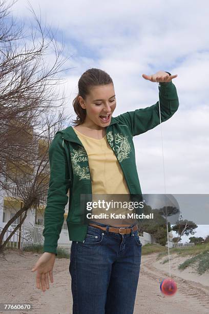 woman playing with yo-yo - yoyo photos et images de collection