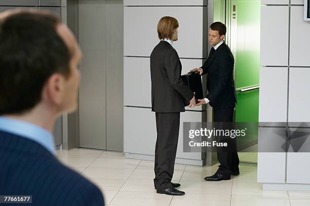 Briefcase Hand Off Hand Off Briefcase Fotografías e imágenes de stock - Getty Images