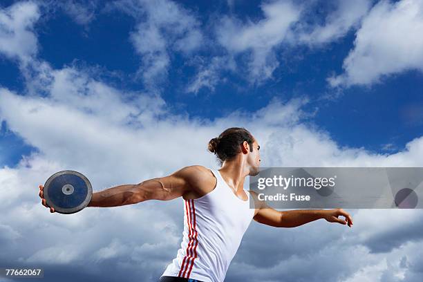 man throwing discus - lancer du disque photos et images de collection