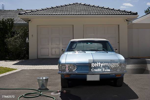 vintage car in driveway - car in driveway foto e immagini stock