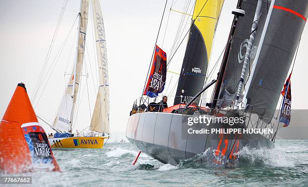 Sixty-feet long monohull Imoca "Safran" skippered by French Marc Guillemot and Charles Caudrelier reaches 03 November 2007 the first buoy in front of...