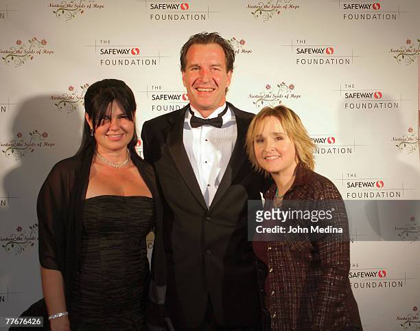 Vons VP Andy Barker and wife Jenny pose for a photo with Melissa Etheridge during the Safeway Foundation Gala 'Nuture the Seeds of Hope' on November...